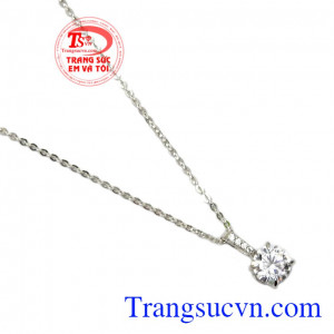 Bộ dây còn được gắn thêm đá Cz sáng lấp lánh, đây là loại đá đang được ưa chuộng nhất hiện nay,Bộ trang sức nữ vàng trắng dịu dàng