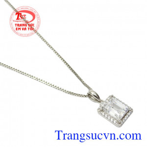 Kiểu dáng trẻ trung, hợp thời trang giúp phái nữ dễ dàng kết hợp với nhiều loại trang phục khác nhau