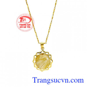 Thạch anh tóc vàng mang biểu tượng của sự thịnh vượng giúp phái đẹp không chỉ xinh đẹp lộng lẫy mà còn sự nghiệp thăng hoa. Bộ trang sức thạch anh tóc rực rỡ