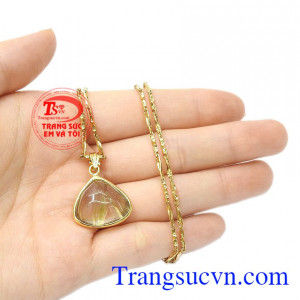 Trong phong thủy, người ta tin rằng khi sử dụng đá thạch anh tóc thường xuyên giúp xua đi tà linh, mang đến sự vui vẻ, niềm hứng khởi trong cuộc sống. Bộ trang sức thạch anh tóc tài lộc