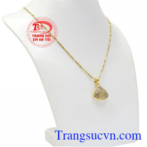 Bộ trang sức thạch anh tóc tài lộc được chế tác với sự khát khao vươn tới tương lai, vươn tới những điều tốt đẹp nhất.