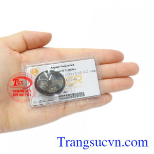 Là viên đá của kỉ niệm của 5 và 45 năm ngày cưới. Thật tuyệt vời khi bạn dành tặng viên Sapphire thiên nhiên này dành cho bạn đời của mình.