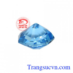 Đá Topaz chất lượng được chế tác theo kiểu hình khiên độc đáo, khó tìm phù hợp cho những người mệnh Mộc và Thủy.
