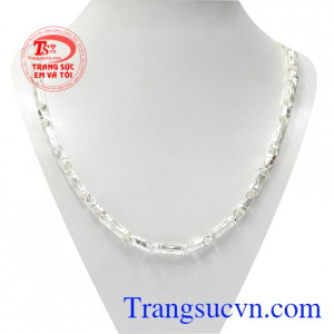 Dây chuyền bạc lãng tử là sản phẩm được chế tác từ bạc chất lượng với những đường chạm khắc tinh xảo.