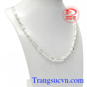 Dây chuyền bạc nó không chỉ là một món trang sức thông thường mà khi làm quà tặng nó mang ý nghĩa cho sự gắn kết bền chặt, không thể chia cắt tình cảm lứa đôi.