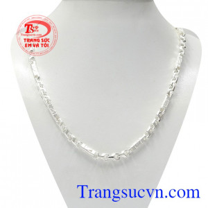 Dây chuyền bạc nam giới tinh tế là sản phẩm thời trang giúp cho phái mạnh thể hiện cá tính, khẳng định phong cách.