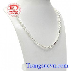 Trang sức bạc đã quá quen thuộc với nhiều người bởi giá cả vừa phải mà vừa làm đẹp.