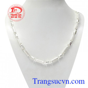 Dây chuyền bạc thành đạt mang lại vẻ thời trang, cá tính cho phái mạnh.