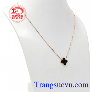 Dây chuyền may mắn vàng hồng là một sản phẩm được nhập khẩu từ Hàn Quốc. 