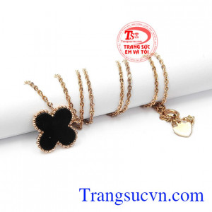 Mang phong cách nhẹ nhàng, tinh tế và nữ tính sẽ giúp các bạn gái càng thêm xinh đẹp. Dây chuyền may mắn vàng hồng