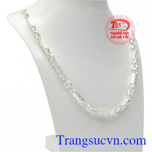 Với những đường chạm khắc tinh xảo, mang thương hiệu uy tín sẽ làm nổi bật nét cá tính riêng biệt cho phái mạnh.