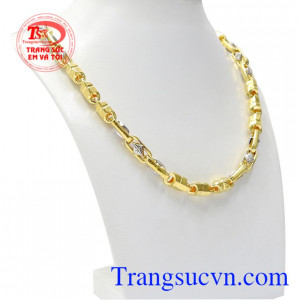 Chiếc dây chuyền được thiết kế to bản tạo điểm nhấn cho phái mạnh.