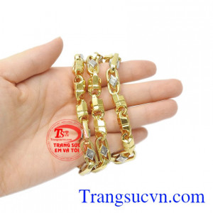 Kiểu dáng hợp thời trang giúp cho nam giới thể hiện cá tính của mình.