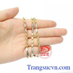 Chỉ cần đeo sợi dây chuyền vàng Italy đã có thể giúp nam giới thể hiện cá tính và khẳng định vị thế của bản thân.