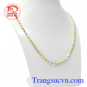 Dây chuyền vàng là sản phẩm được nhiều người yêu thích bởi tính tiện dụng và hợp thời trang.