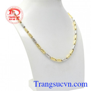 Sản phẩm được chế tác hài hòa từ vàng màu và vàng trắng tạo điểm nhấn cho chiếc dây chuyền.