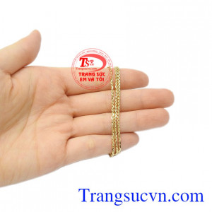 Sản phẩm kết hợp cùng mặt dây vàng mang lại vẻ thanh lịch, trang nhã cho nữ giới.