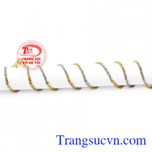 Sản phẩm có thể kết hợp cùng mặt dây chuyền vàng sẽ tôn lên vẻ sang trọng, thanh lịch cho người đeo.