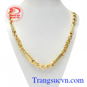 Dây chuyền vàng nam lãng tử được chạm khắc từng đường nét tinh xảo, nổi bật cá tính cho người đeo.