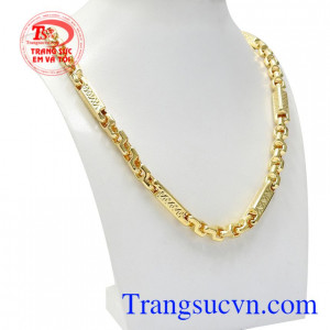 Người ta tin rằng, khi được người mình yêu thương tặng dây chuyền có ý nghĩa muốn tình yêu mãi bền chặt.