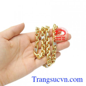 Dây chuyền hợp thời trang, tạo nét riêng biệt.