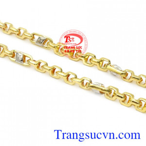 Sản phẩm kết cùng mặt dây chuyền nam sẽ càng làm tăng vẻ nam tính, phong cách cho nam giới.