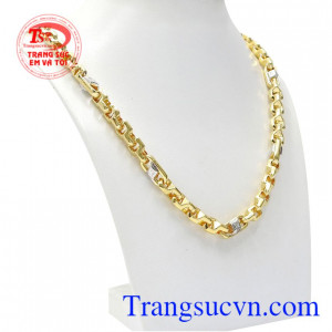 Chiếc dây chuyền được chạm khắc tinh xảo, từng đường nét tinh tế tạo điểm nhấn cho người đeo.