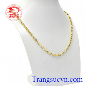Chiếc dây chuyền vàng chế tác nhỏ gọn nhưng vẫn khiến cho người đeo trở nên thu hút trước đám đông.