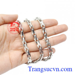Một người đàn ông có tính tình cởi mở, rộng rãi sẽ thu hút phái đẹp. Dây chuyền vàng trắng phóng khoáng