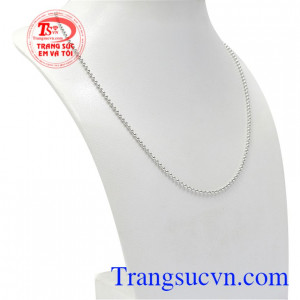 Sản phẩm kết hợp cùng mặt dây vàng trắng sẽ khiến cho các nàng trở nên trẻ trung và tươi tắn hơn.