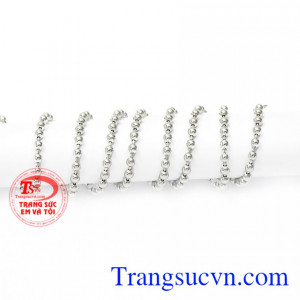 Sợi dây chuyền vàng giống như kỉ vật tình yêu, là món quà ý nghĩa dành cho người con gái ấy.