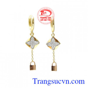 Đôi hoa tai xinh xắn được nhập khẩu từ Korea vàng 18k chế tác theo công nghệ cao.