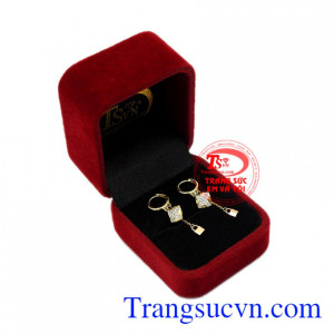 Đôi hoa tai xinh xắn giao hàng tận nơi.