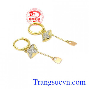 Đôi bông tai này thích hợp khi mặc cùng chiếc váy nhỏ xinh khiến cho phái nữ tăng thêm vẻ nữ tính và duyên dáng.