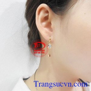 Không những vậy khi đeo đôi hoa tai tạo cảm giác khuôn mặt sẽ nhỏ gọn hơn, khiến các cô gái tự tin hơn.