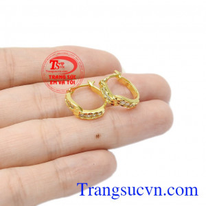 Kiểu dáng nhỏ gọn, thích hợp cho nhiều độ tuổi là điểm cộng lớn của sản phẩm. Hoa tai vàng cách điệu