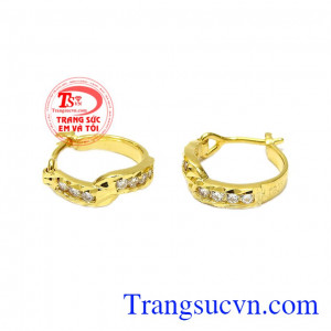 Hoa tai vàng cách điệu được thiết kế giống như chiếc băng đô vừa thời trang vừa mới lạ. 