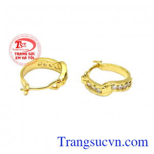 Để đôi bông tai có điểm nhấn, các nhà chế tác đã thêm những viên đá nhân tạo lấp lánh cùng các nét phay sáng hai bên khiến cho người đeo trở nên nổi bật hơn. Hoa tai vàng cách điệu