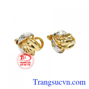 Sự kết hợp hài hòa giữ vàng trắng và vàng màu tạo nét thu hút cho các nàng trước đám đông.