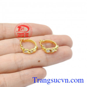 Hoa tai vàng lấp lánh chế tác từ vàng 10k bền đẹp, bảo hành chu đáo.