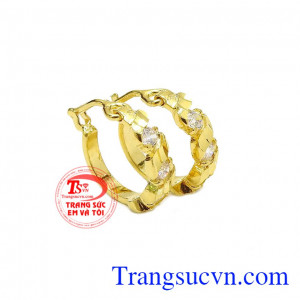 Thiết kế trẻ trung là món đồ phụ kiện thích hợp cho các chị em phụ nữ. Hoa tai vàng lấp lánh