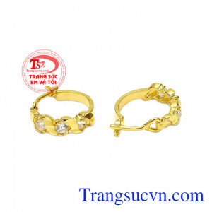 Hoa tai vàng lấp lánh khiến người dùng càng thêm cuốn hút hơn.
