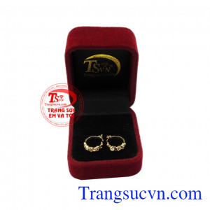 Nếu bạn đang tìm một sản phẩm phù hợp cho bạn gái thì đây chính là một gợi ý tuyệt vời cho bạn. Hoa tai vàng lấp lánh
