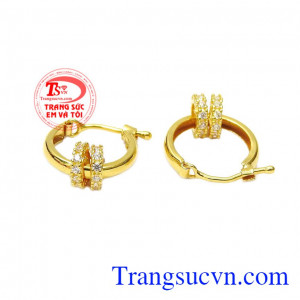 Hoa tai vàng phong cách mới được kết hợp từ khuyên tai và charm vàng nhỏ xinh. 