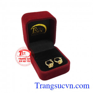 Sản phẩm chế tác từ vàng tây 10k bền đẹp và an toàn cho người sử dụng. Hoa tai vàng phong cách mới