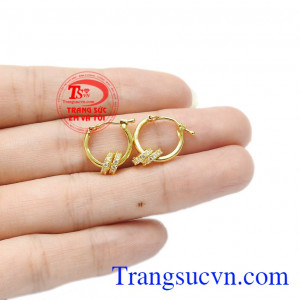 Phong cách năng động, trẻ trung, kiểu dáng gọn nhẹ thích hợp không chỉ với các chị em phụ nữ mà còn có thể làm quà tặng cho các bé gái. Hoa tai vàng phong cách mới