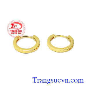 Hoa tai vàng thanh tú với kiểu dáng vô cùng đơn giản, dễ dàng kết hợp cùng nhiều kiểu trang phục.