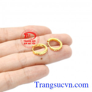 Với những bạn gái yêu thích kiểu dáng trang nhã, không thích quá kiểu cách thì đây là một lựa chọn hay cho bạn. Hoa tai vàng thanh tú