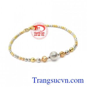 Chiếc lắc tay được chế tác tinh xảo, phay bắt sáng giúp cho người đeo trở nên thu hút hơn trong đám đông.