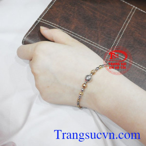 Và sản phẩm sẽ là sự lựa chọn dành cho những cô nàng thích sự nữ tính nhưng vẫn vô cùng sang trọng.